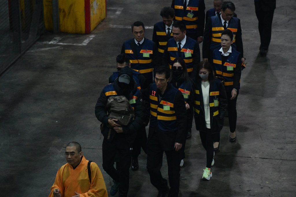 高以翔親友在殯儀館工作人員護送中上車。（圖／記者陳思誼、林柏年攝）