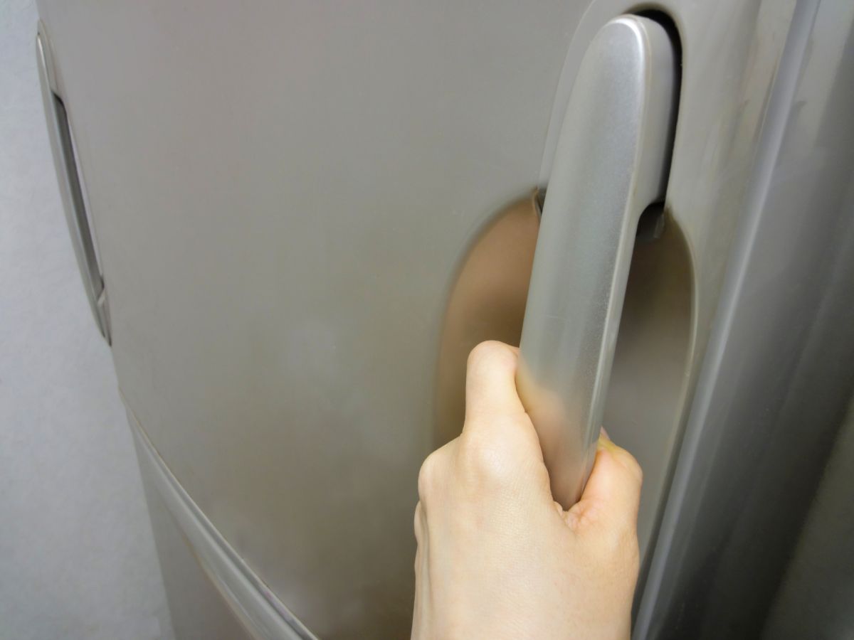 ▲冰箱內裝冷凍球鞋，竟是有特別功用。（示意圖，非當事情境／取自 photoAC ）