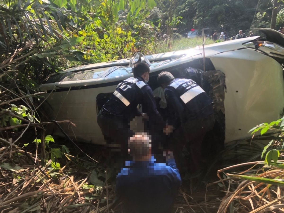 休旅車摔落10米邊坡，造成5人輕、重傷。（圖/嘉義縣消防局提供）