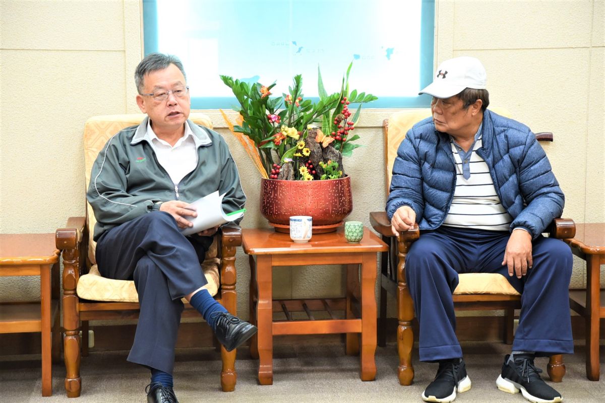 ▲白沙鄉長宋萬富等地方人士向澎湖縣長賴峰偉遞交125位大倉村民支持續建「大倉媽祖文化園區」連署書。（圖／澎湖縣政府提供，2019.12.02）