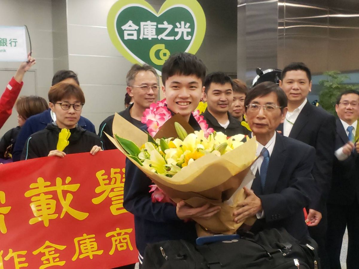 林昀儒世界盃奪銅，寫下我國最佳成績，合作金庫特地前往松山機場接機。（圖／黃建霖攝）