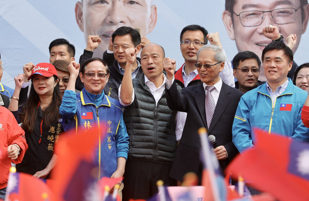 ▲一名網友 1 日前往韓國瑜和黃昭順在高雄左營區舉辦的聯合造勢活動，並拍下現場照片，表示看到場地四周大概來了 10 台左右的遊覽車，而「韓粉」們的目測平均年齡則「都在 50 歲以上」（圖／中央社資料圖片）