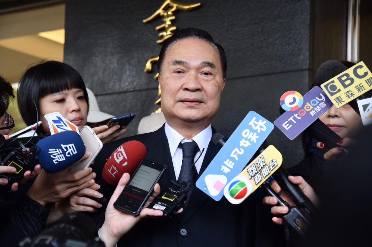 ▲江奉琪弔唁高以翔。（圖／記者林柏年攝）