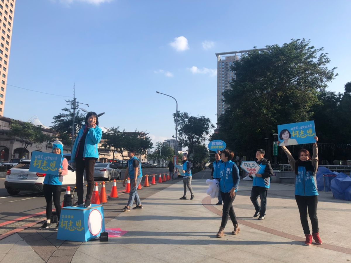 ▲柯志恩團隊自編舞蹈，用活潑的唱唱跳跳吸引路人的注意，成功讓板橋人印象深刻。（圖／柯志恩辦公室提供）
