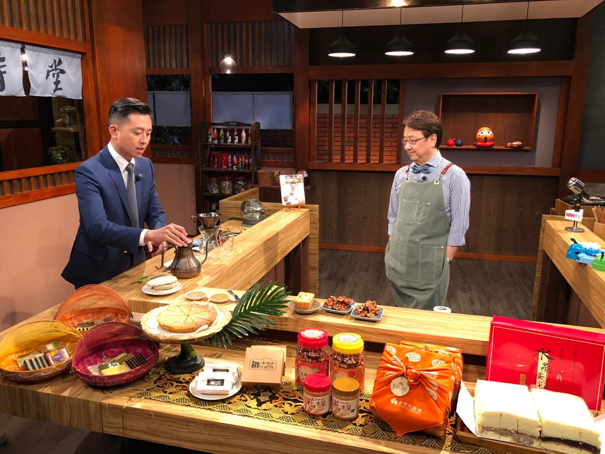 ▲林智堅接受李四端訪問，獻出拿手絕活手沖咖啡，讓李四端大讚「小智牌咖啡」香氣十足。(圖由新竹市政府提供)