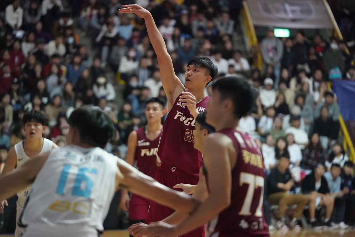 輔仁大學中鋒曾祥鈞罰球。（圖／大專體總提供）