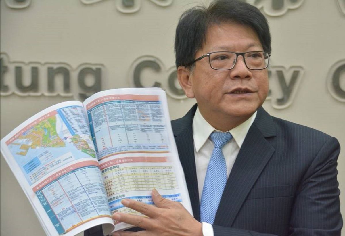 ▲潘孟安也出示高雄市政府捷運工程局提出的整體路網規劃成果報告指出，高捷優先延伸至東港是高屏兩縣市政府雙方的共識。（圖／屏縣府提供）