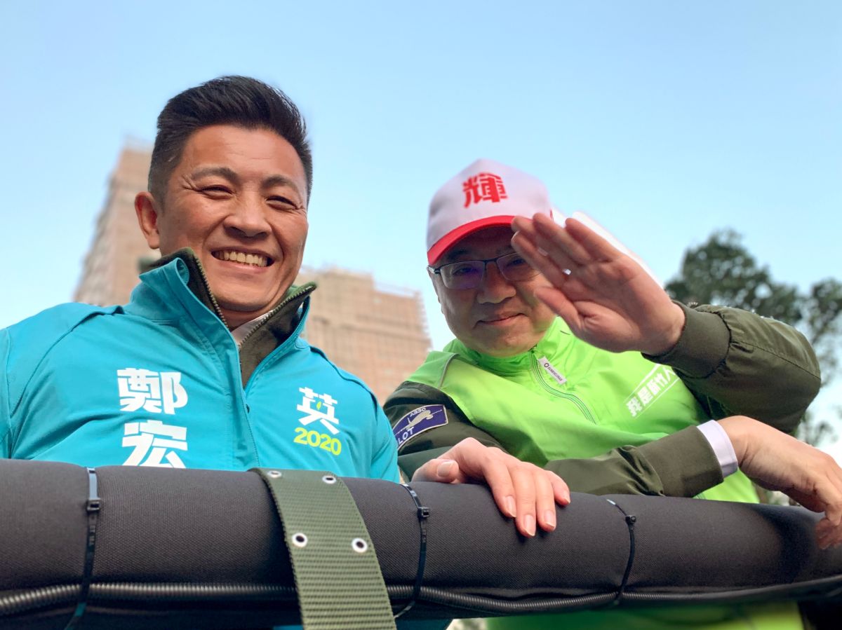 ▲民進黨主席卓榮泰3日全程陪同新竹市立委候選人鄭宏輝進行一連串的拜票行程。(圖/記者金祐妤攝，2019.12.3) 