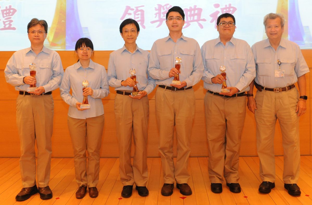 ▲中鋼公司舉辦研發成果頒獎典禮，由該公司董事長翁朝棟(右1)頒獎表揚，以資鼓勵。(圖／記者黃守作攝，2019.12.03)