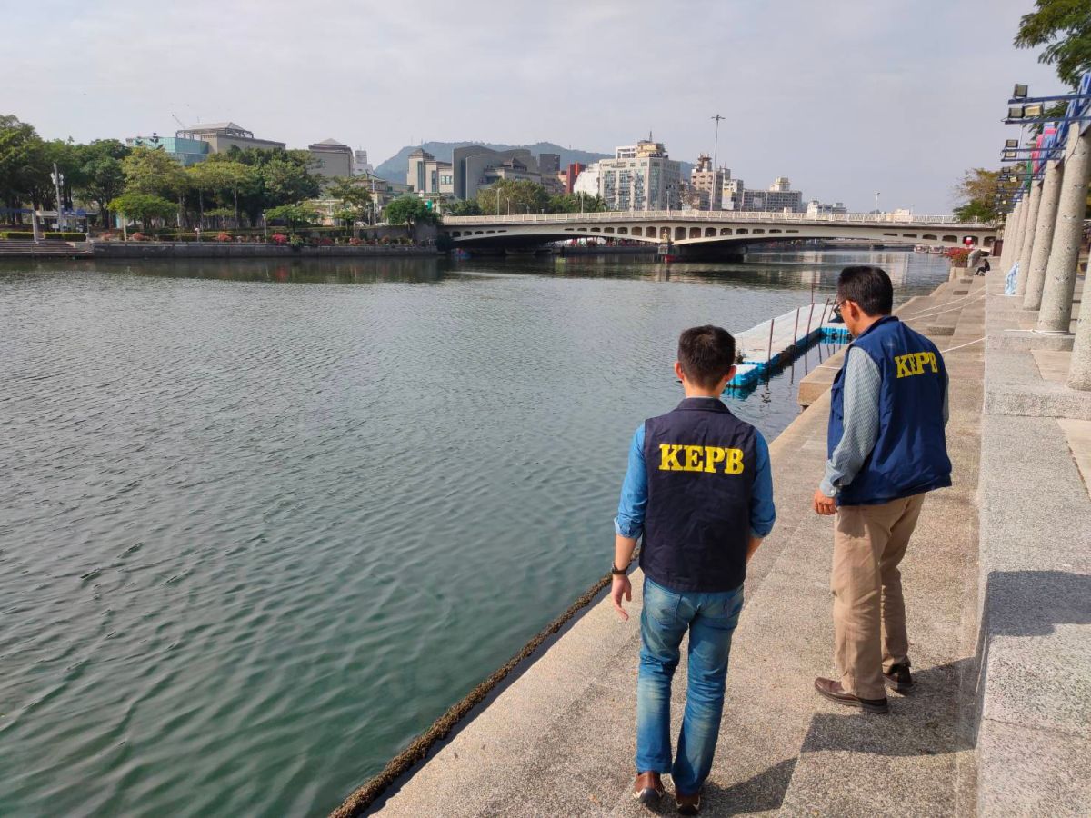 ▲環保局派員沿愛河巡查，未發現河道及石階有魚屍陳屍現象。（圖／高市環保局提供）