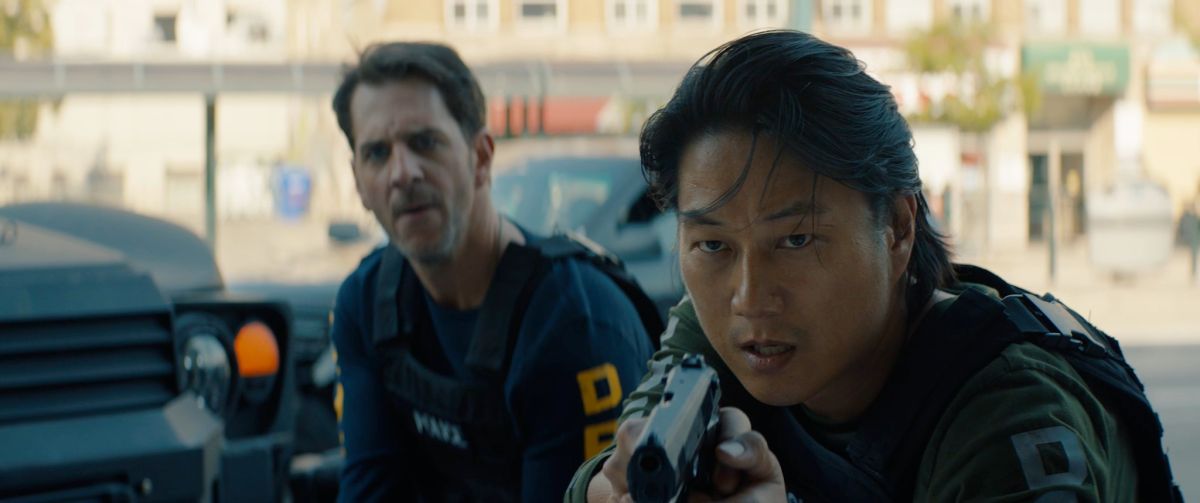 ▲「韓哥」姜成鎬（右）演出警察。（圖／車庫）