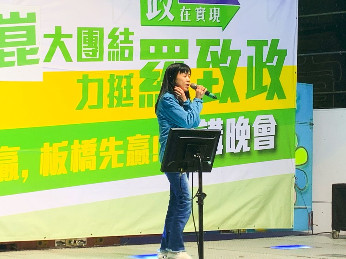 ▲羅致政歌手老婆陳亮吟甚至現場演場《牽我的手》、《母親的名叫台灣》挺丈夫。（記者宋原彰攝，2019.12.03）