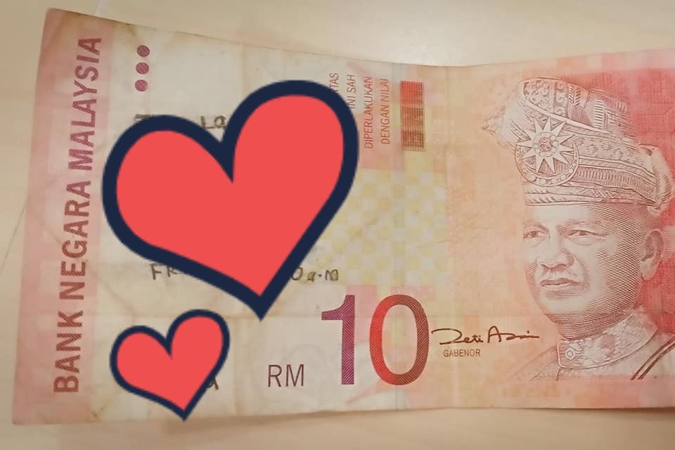 ▲十元鈔票上的字句灑滿洋蔥。（圖／翻攝自 Hyza Ezany 臉書）