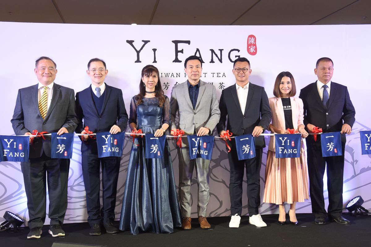 ▲一芳水果茶3日於泰國曼谷Samyan Mitrtown商場舉行首店開幕典禮。圖右三為董事長柯梓凱、右四為一芳水果茶大曼谷地區代理商執行長Wichien、右一為一芳供應商黃榮裕。（圖／記者陳明安攝，2019.12.3）