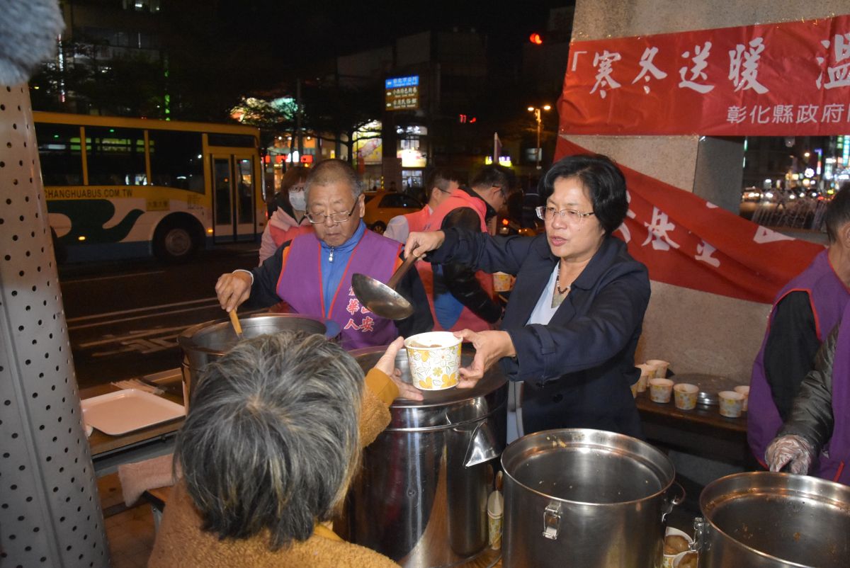 ▲彰化縣政府、人安基金會彰化平安站等民間資源，在彰化火車站前關懷街友。（圖／記者陳雅芳攝，2019.12.03）