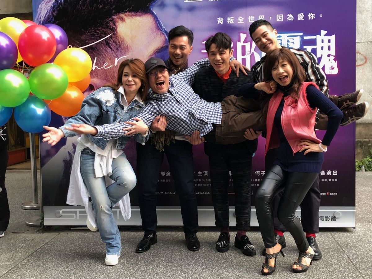 ▲張晉豪（左三）和邱志宇（左四）在片中有激情床戲。（圖／海鵬）