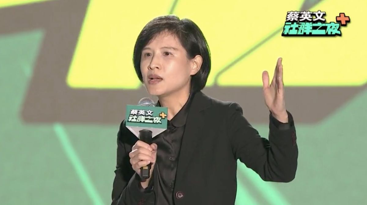 ▲鄭麗君分享自己人生「最衝的一次」，就是在 1996 年在法國讀書時，正好遇上了台海飛彈危機，她直衝中國大陸駐法大使館掛上「台灣不是中國的一部分」布條。（圖／翻攝自蔡英文臉書）