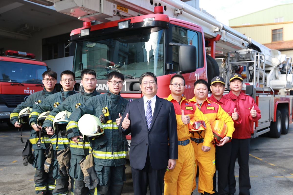 ▲新竹縣長楊文科(前中)編列預算所新添購的PBI新式消防衣，號稱「黃金戰甲」，能更加確保確保消防人員安全。（圖／新竹縣政府提供）