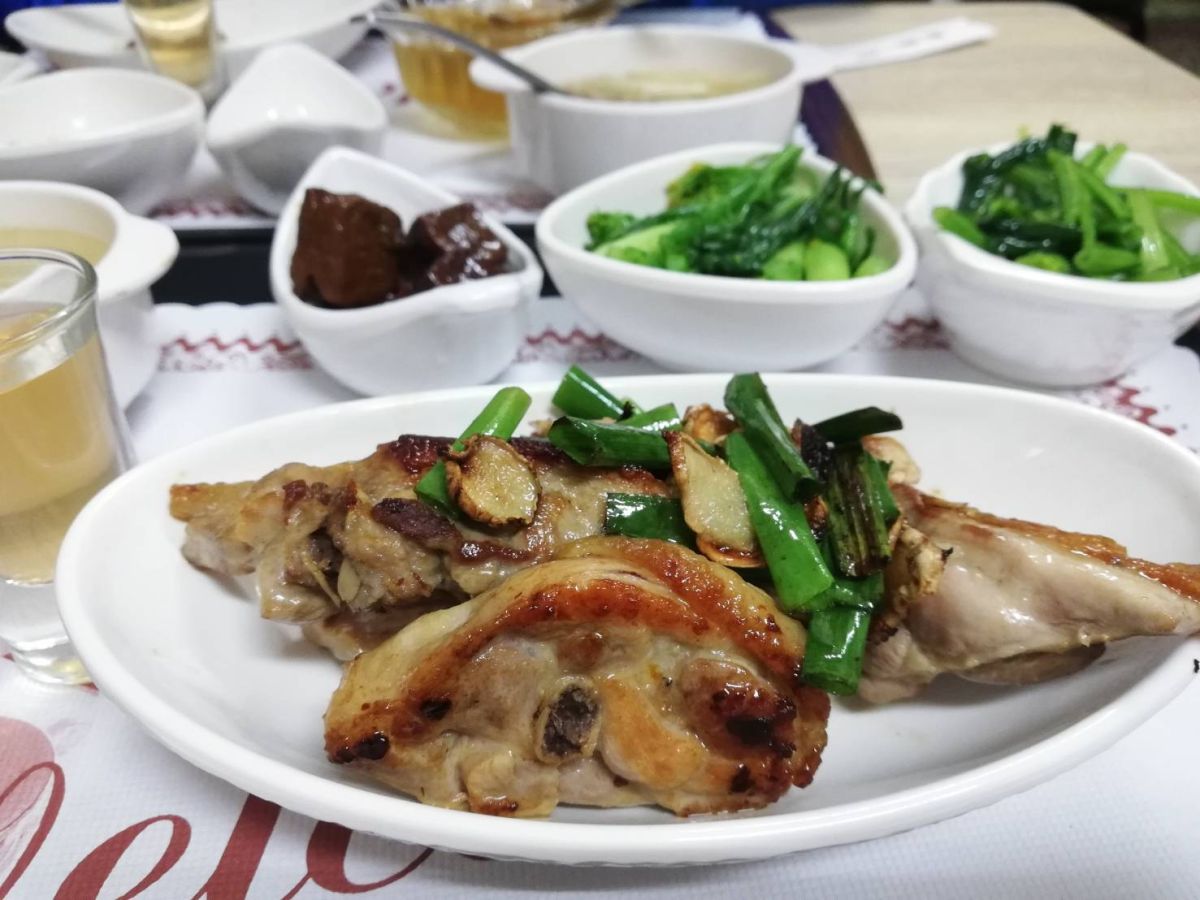 ▲新鮮苦茶油拌炒到金黃的土雞腿讓人垂涎三尺，是店中人氣招牌。（圖/記者邱嘉琪攝，2019.12.04）