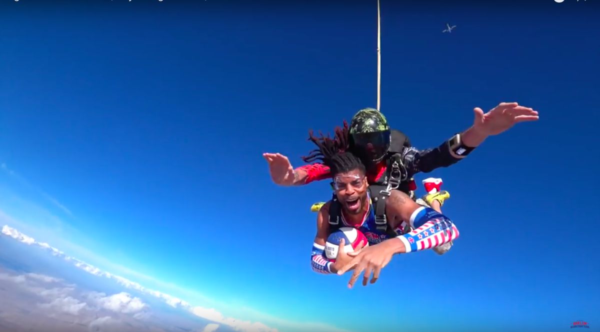 哈林籃球隊挑戰高空灌籃（圖／擷取自Harlem Globetrotters YouTube頻道）