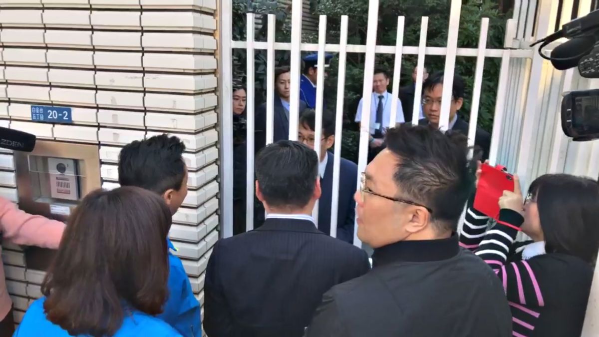 國民黨台北市議員李明賢、張斯綱、徐弘庭、王欣儀4日飛往東京，抵達我「台北駐日經濟文化代表處」，向駐日代表謝長廷陳情抗議。（圖 / 國民黨提供）