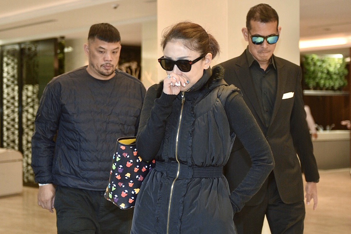 ▲曲艾玲（中）哭到無法言語。（圖／記者林柏年攝）