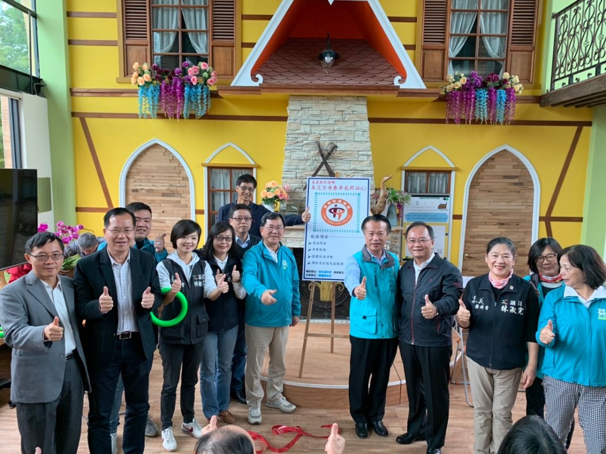 ▲縣長翁章梁、委陳明文及多位議員、教授們一起為未爻方舟長照據點揭幕。（圖／記者陳惲朋攝）