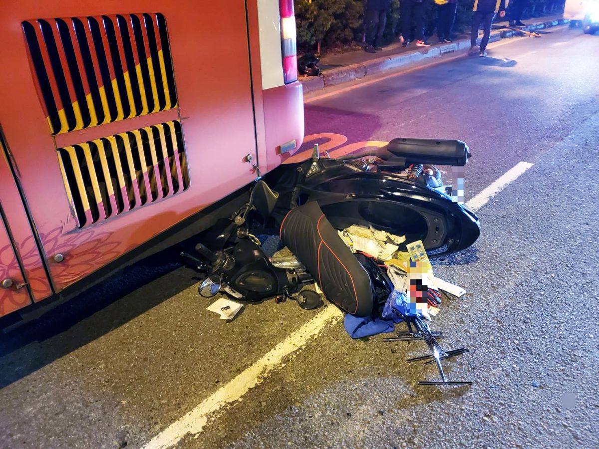 ▲機車騎士沒有注意到路上有一個掉落的紙箱，撞上後摔倒並滑行撞到路邊停靠的公車才停止。（圖／大溪分局提供）