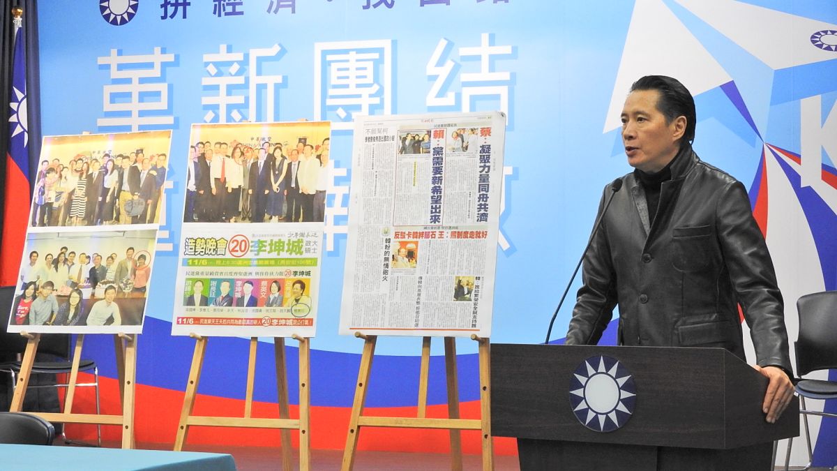 國民黨發言人歐陽龍4日拿出三張照片和一份造勢文宣，指出民進黨在不同的聚會場合，都能出現楊蕙如的身影。( 圖 / 記者陳弘志攝 )