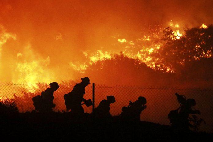 ▲西班牙緊急救難當局試圖控制多起野火，境內仍然受到異常熱浪的影響，氣溫高達攝氏43度。資料照。（圖／美聯社／達志影像）