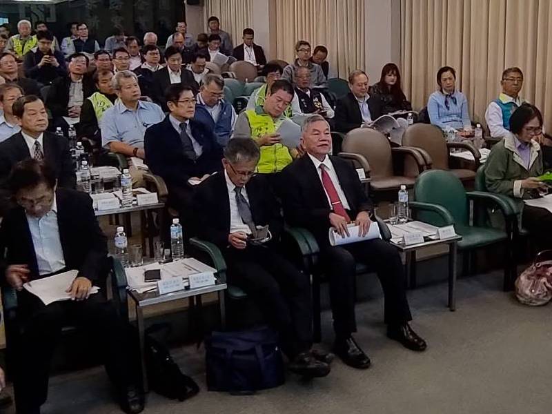 ▲經濟部長沈榮津陪同立法院經濟委員會立委到中鋼公司聽取各國營泛公股事業簡報，以瞭解薪資改善、研發投入、空汙減汙等情形。(圖／記者黃守作攝，2019.12.04) 