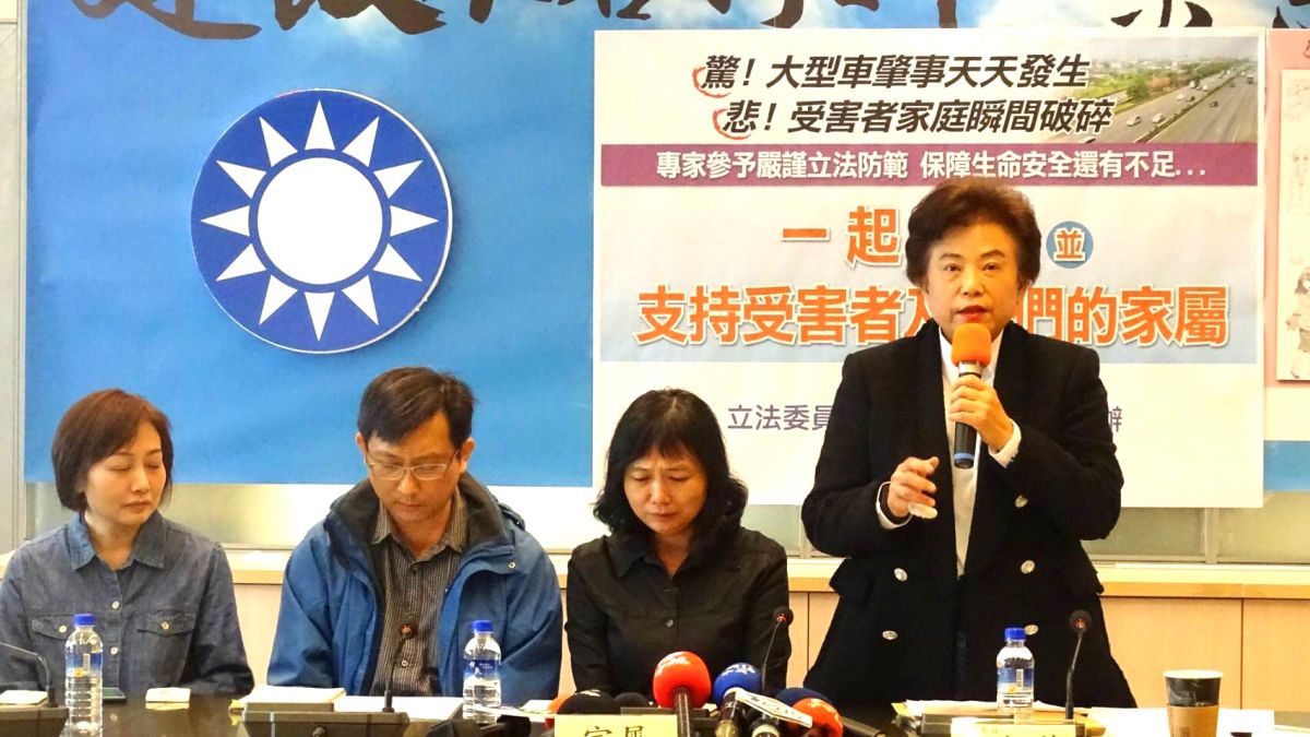 ▲立委候選人沈智慧陪同命喪車輪下嬤孫家屬開記者會，媽媽懇求早日通過修法，避免憾事再發生。（圖／沈智慧競選總部提供_）