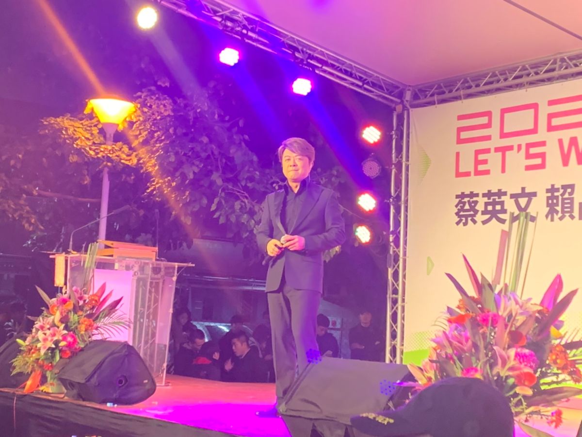 ▲蔡英文與民進黨新北市第十二選區立委候選人賴品妤的汐止競選總部今（4）日成立，請來台語歌手翁立友獻唱組曲。（圖／記者宋原彰攝，2019.12.04）