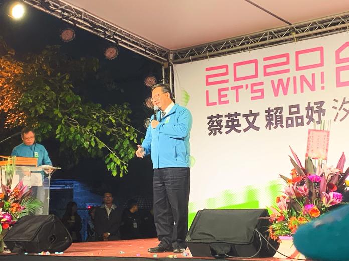 鄭文燦表示，市長要做必須一步一腳印，高雄市長韓國瑜只做了3個月就要轉跑道，短短3個月高雄都顧不好，怎麼有能力顧得好全台灣