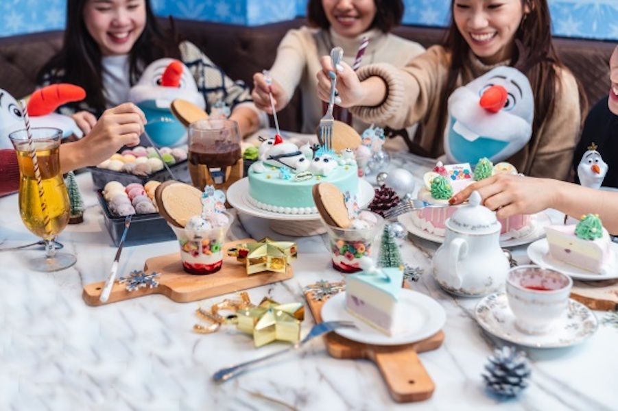 ▲知名冰淇淋品牌搭上冰選奇緣熱潮，將旗艦店打造成冰雪城堡，並推出系列主題餐點。（圖／業者提供）