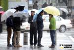 天氣濕冷 ▲冷空氣南下!今(23)日北部、東部濕冷,要小心局部大雨發生。(圖/NOWnews資料圖片)
