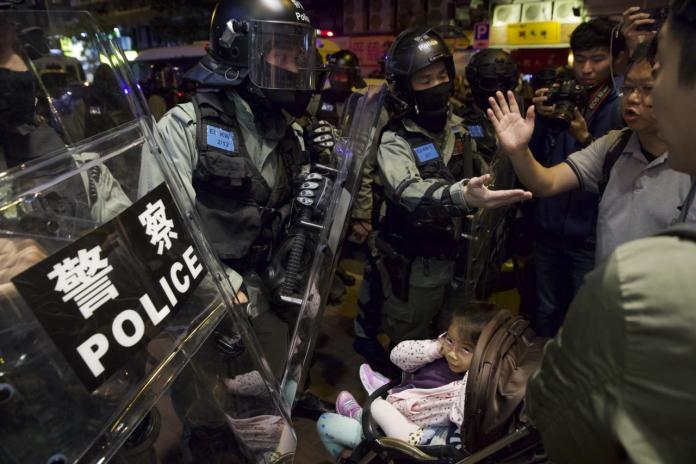 ▲香港民眾與警方的關係，因反送中示威潮變的越發緊繃。（圖／美聯社／達志影像）
