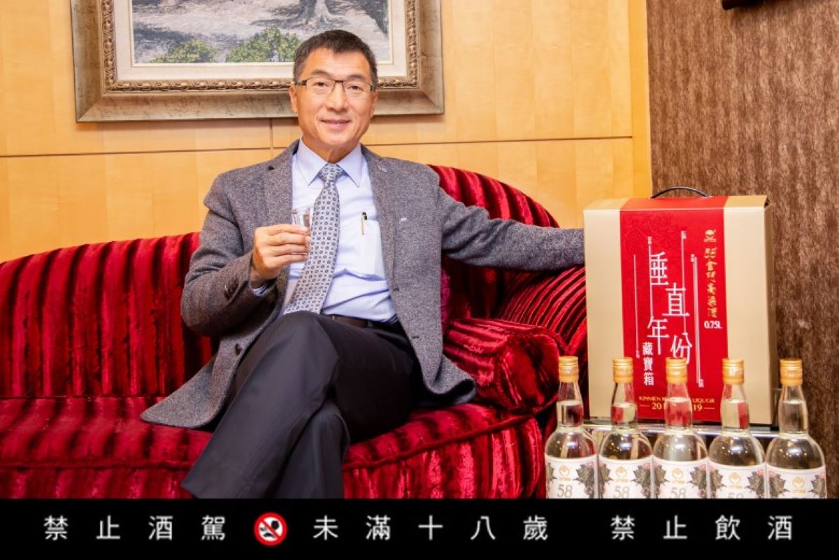 ▲ 近來罕見地出現了2015年至2019年的垂直年份藏寶箱，不只引起大批酒饕關注，就連寶物鑑定家「秦老闆」開箱後，也沉浸在五種不同年份的酒香中激盪。(圖/記者吳宗軒攝)