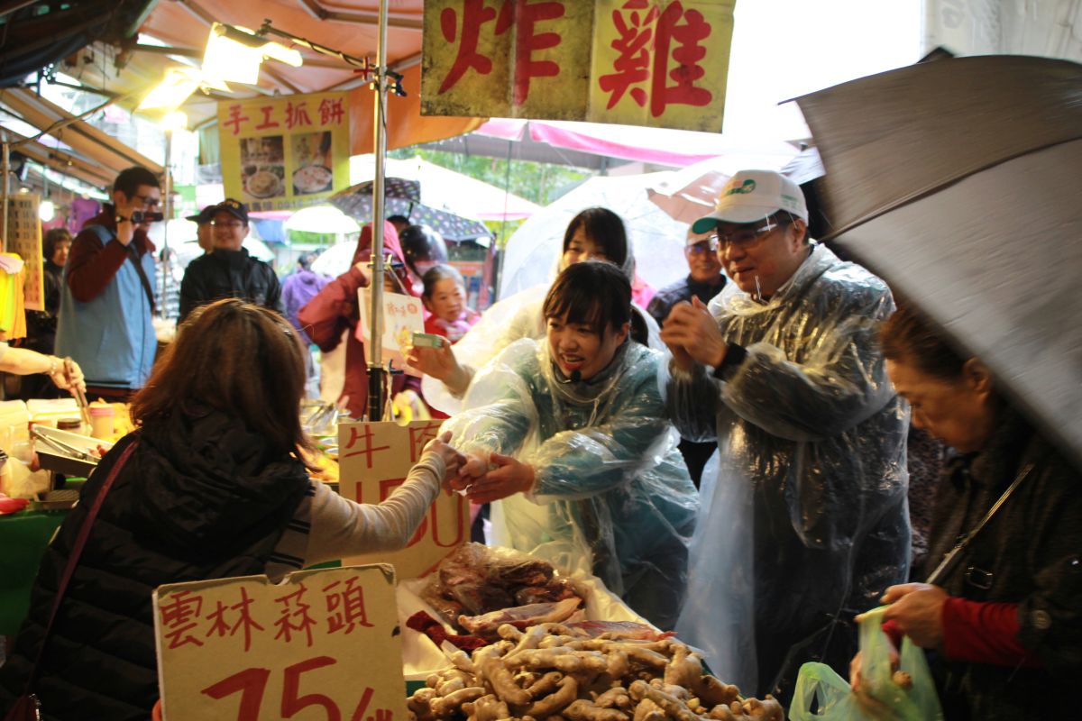 ▲民進黨主席卓榮泰今(5)日陪同立法委員呂孫綾到新北市至下泰山巖參香，隨後再到福泰市場掃街拜票。（圖／呂孫綾辦公室提供）