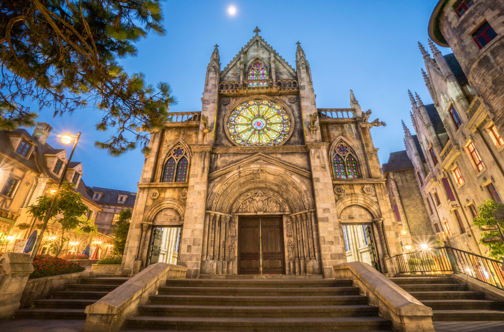 法國村內最大的亮點是噴水池前的教堂，拍起來別具風情。（圖／shutterstock）
