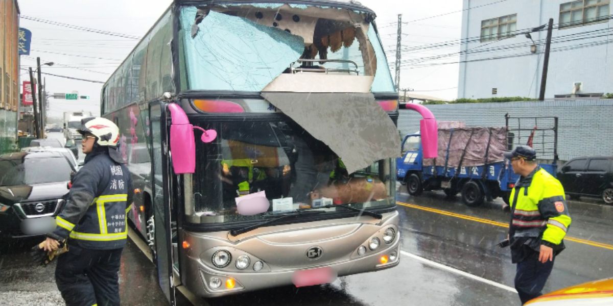 ▲這輛由台南出發的遊覽車，因為急煞撞擊限高桿造成車上12名乘客受到輕傷送醫。（圖／桃園市消防局提供）
