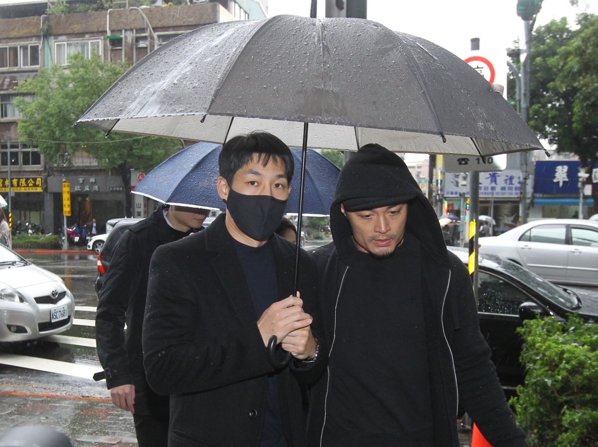 ▲藍鈞天（左）風雨中弔唁高以翔。（圖／記者葉政勳攝）
