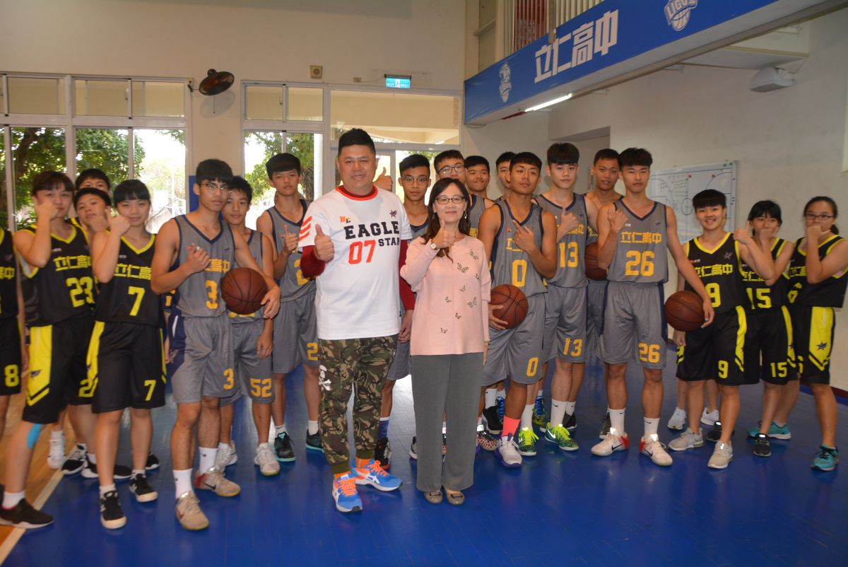 ▲立仁高中校長陳明華（著粉色上衣）感謝郭文居（著白上衣）捐贈該校籃球隊球衣。（圖／記者郭政隆攝影2019.12.5）