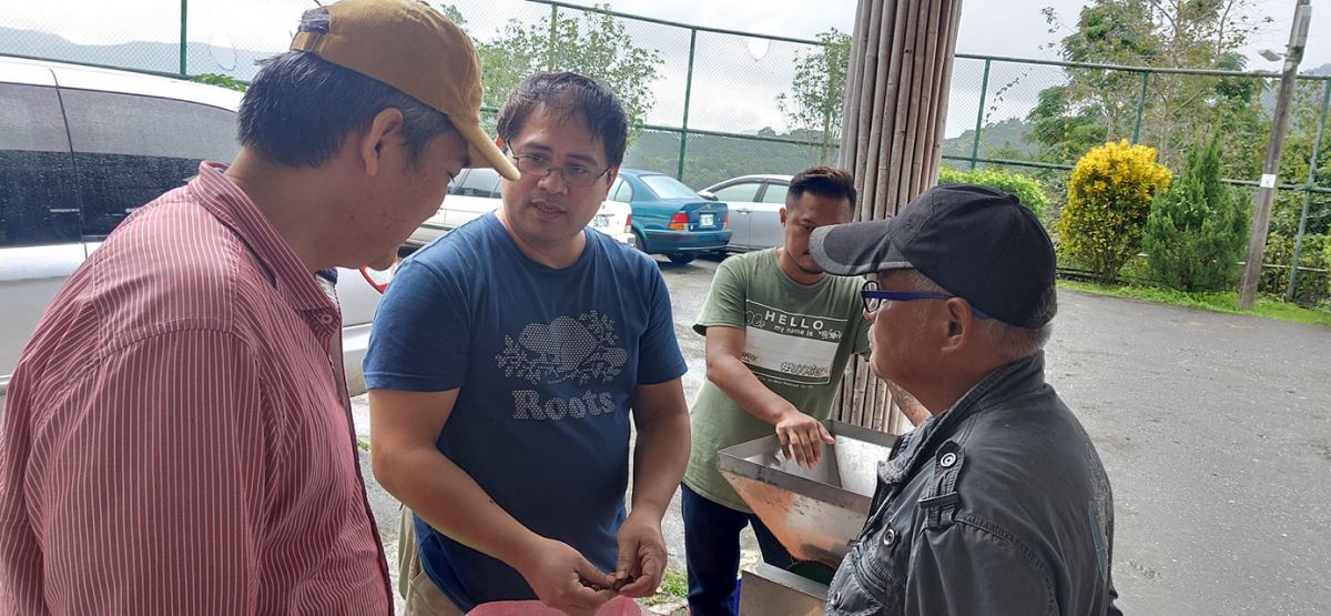 ▲本身是醫師的戴豐秋，到了假日就成為了一名咖啡農友，現在更帶領著社區，走向精緻咖啡的境界。（圖／取自戴豐秋臉書）