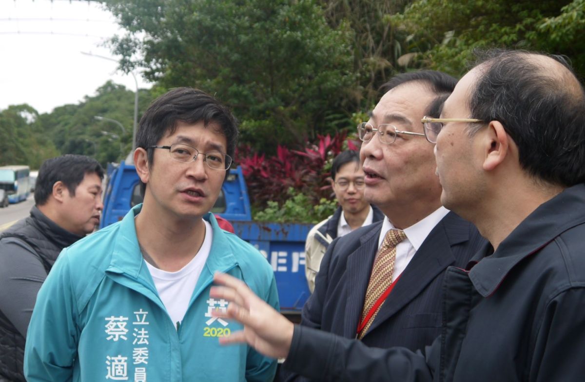 ▲基隆市消防局暖暖分隊廳舍在1998年落成，立法委員蔡適應爭取到內政部消防署補助7963餘萬元預算進行重建。今（4日）天上午，蔡適應邀請副署長江濟人、基隆市議員林旻勳等人前往工地會勘，了解最新進度。（圖/立委蔡適應提供）