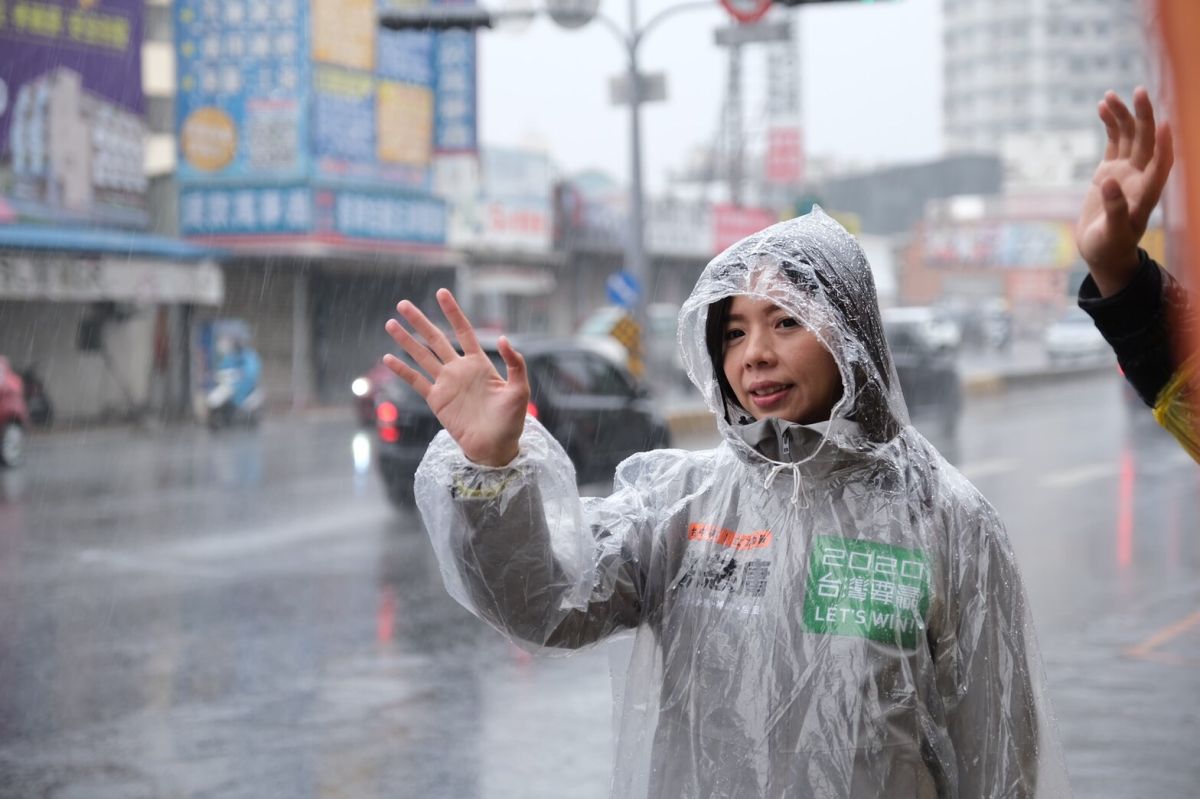 ▲畏低溫降雨，立委洪慈庸把握在第一線站在路口打招呼。(圖／柳榮俊翻攝2019.12.5)