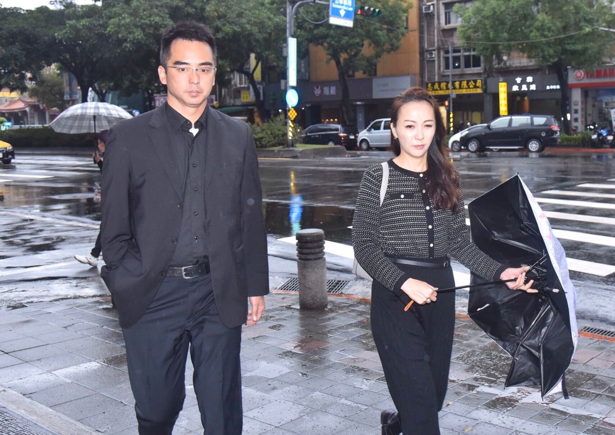 ▲林志玲的哥哥和嫂嫂，到靈堂弔唁高以翔。（圖／記者葉政勳攝）
