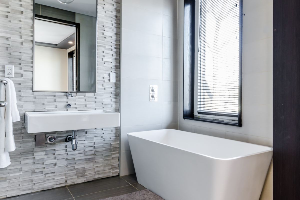 ▲一名男子最近想在新北林口買房，但是不論怎麼找，都只有其中一套衛浴有對外窗戶。（示意圖，非文中情境／取自 Unsplash ）