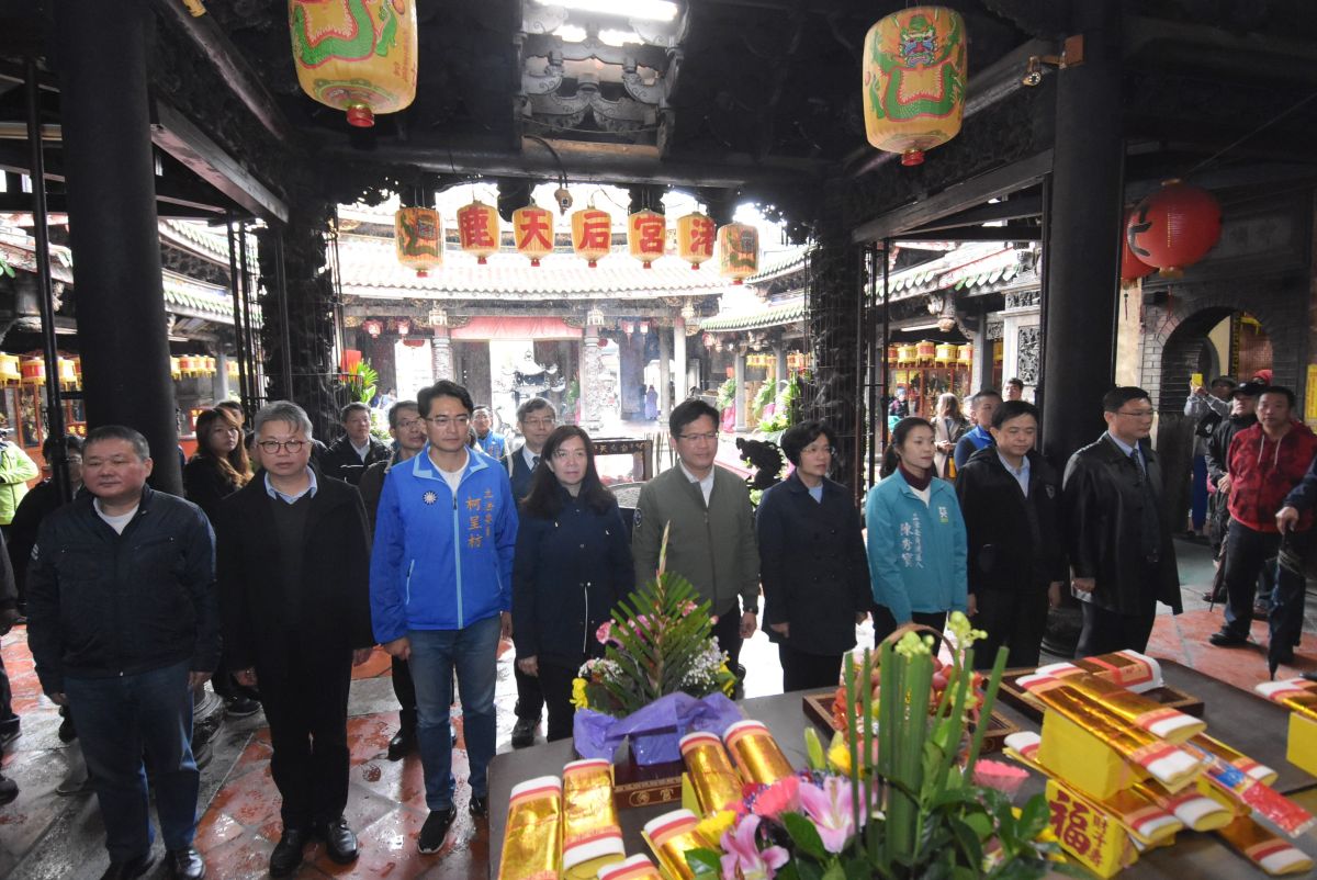 ▲交通部長林佳龍與立法院交通委員們前往鹿港天后宮祈福。（圖／記者陳雅芳攝，2019.12.05）