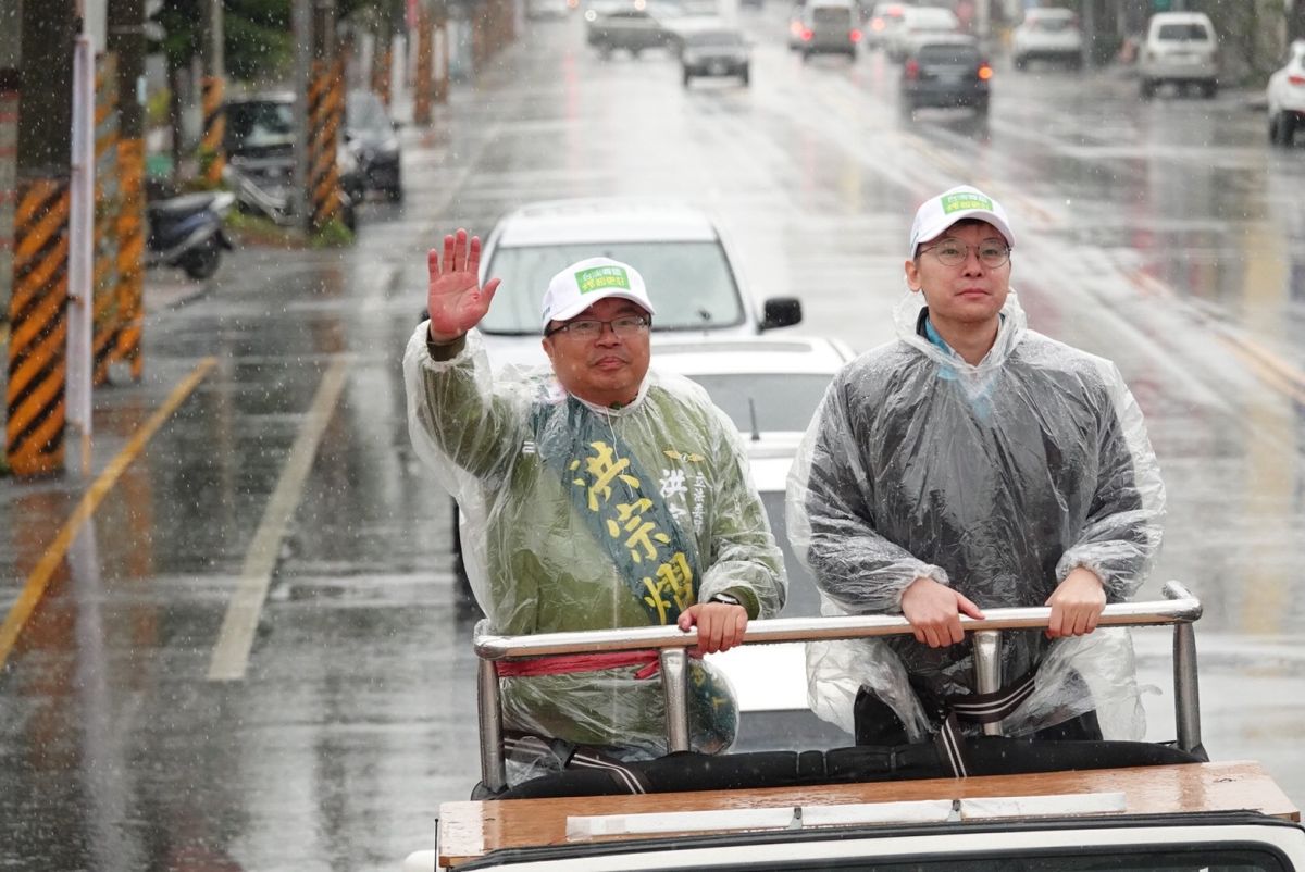 ▲選戰倒數37天，民進黨副秘書長林飛帆現身二林鎮，陪同立委洪宗熠車隊風雨中掃街遊行，希望在爭取鄉親支持。（圖／記者陳雅芳攝，2019.12.05）